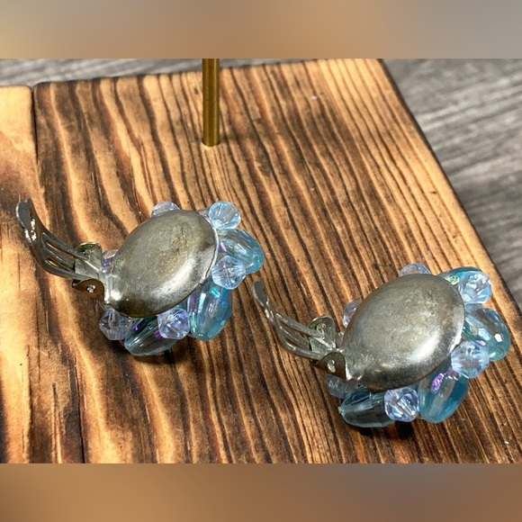 VINTAGE⚜️WEST GERMANY Light Blue Beaded Silver Tone  Cluster Clip On Earrings - Picture 10 of 11